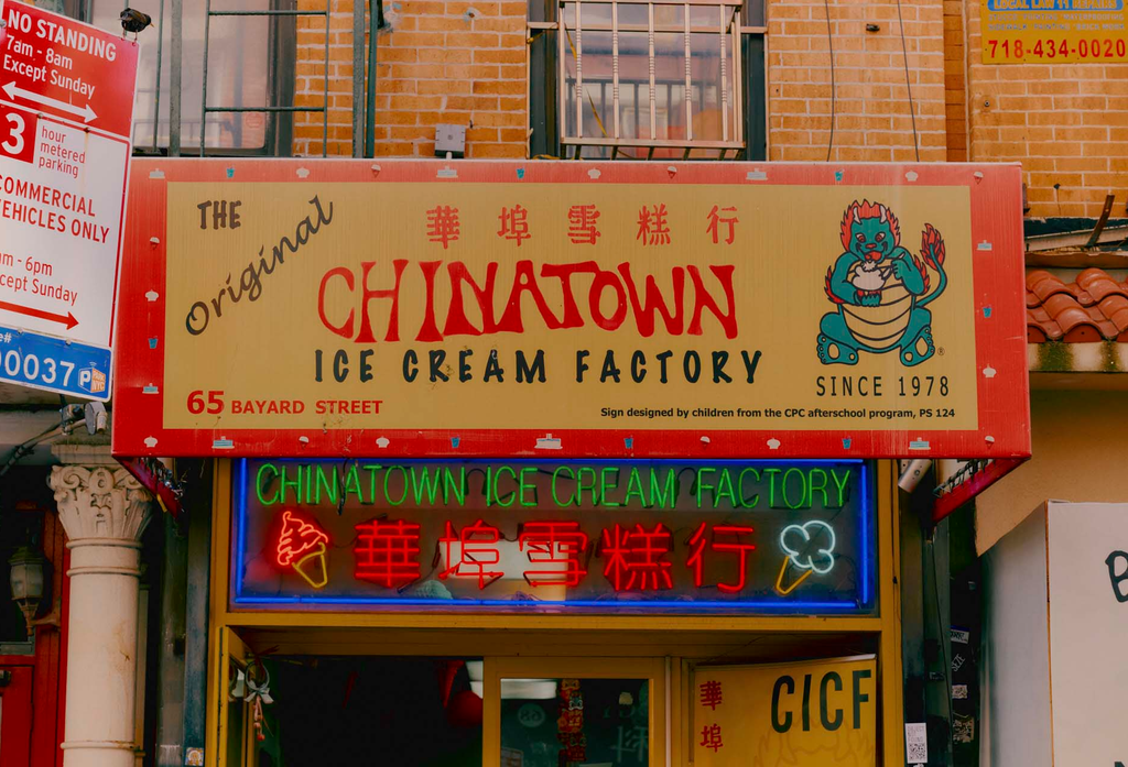 Chinatown Ice Cream Factory – Iconic Dessert Shop. Serving Chinatown since the late 1970s, this landmark Ice Cream Factory offers traditional and exotic flavors—like taro, black sesame, lychee, mango, and coconut. A neighborhood favorite for over decades. 65 Bayard St (between Mott & Bowery), New York, NY 10013, (212) 608‑4170, Known for long lines on beautiful days and exceptional homemade ice cream.