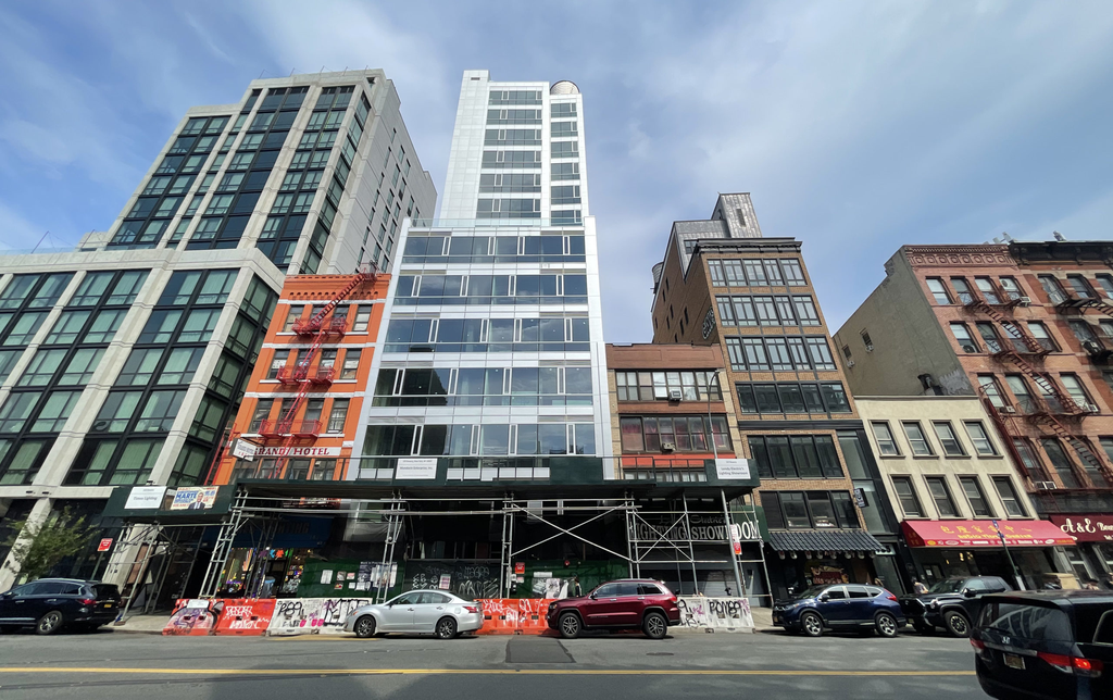 Bowery Retail Unit. Ground-level retail store available. Bowery St. Great visibility, 650 sq ft, ideal for boutique or tech store. Competitive rent. 139 Bowery, New York, NY 10002, (212) 555‑8484,  leasing@boweryspaces.com