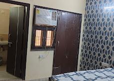 Sec 7 Heaven PG and Hotel Available for Boys/Men and girls/women , Fully Furnished Rooms, D block B-1. 8826260098
